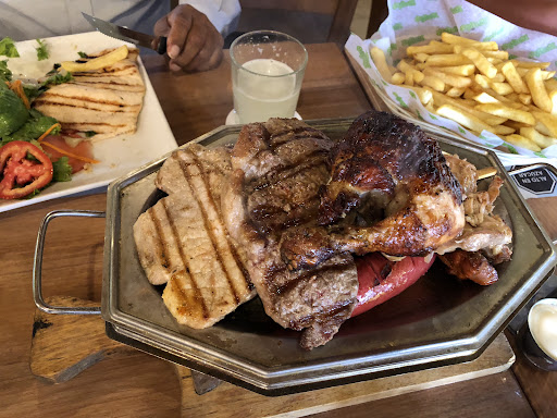 Pollería NORKYS con piscina